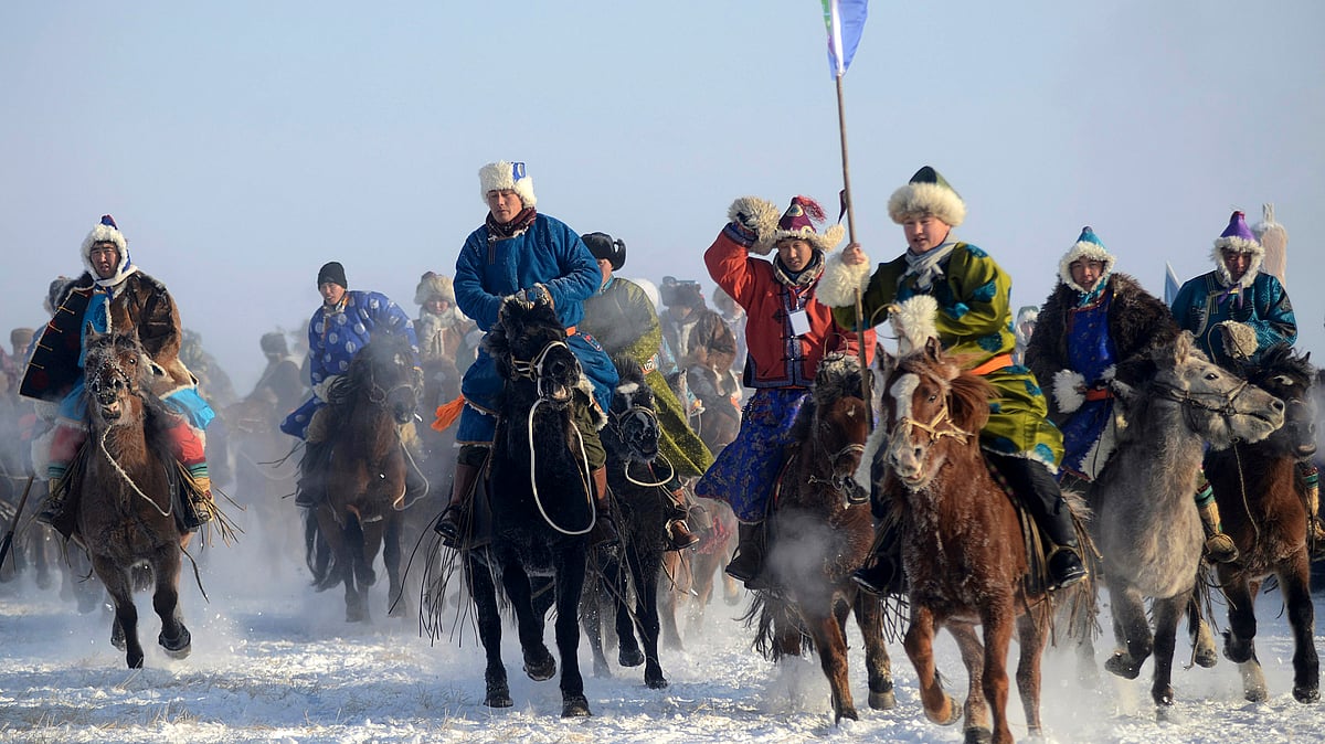 

<!--StartFragment-->Contestants in traditional Mongolian costumes attend a horse race on a grassland covered in snow in Mongolia. (Photo: Reuters)<!--EndFragment-->