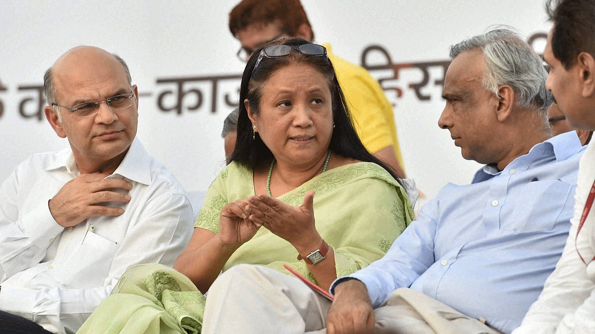 Delhi Chief Secretary, KK Sharma (L) Shakuntala Gamlin (C) Principle secretary (Power) during the Delhi Government’s Open Cabinet meet&nbsp;in New Delhi. (Photo: PTI)