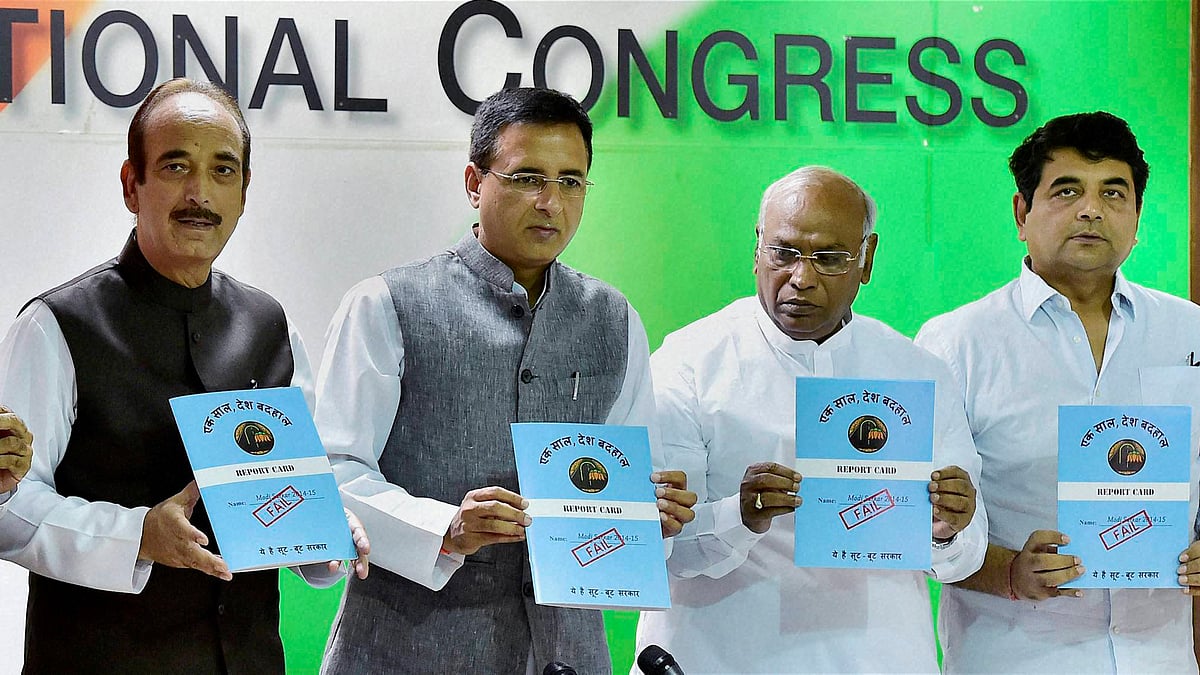 Congress leaders (L-R), Ghulam Nabi Azad, Randeep Singh Surjewala, Mallikarjun Kharge and RPN Singh release a booklet outlining failure of NDA’s first year. (Photo: PTI)