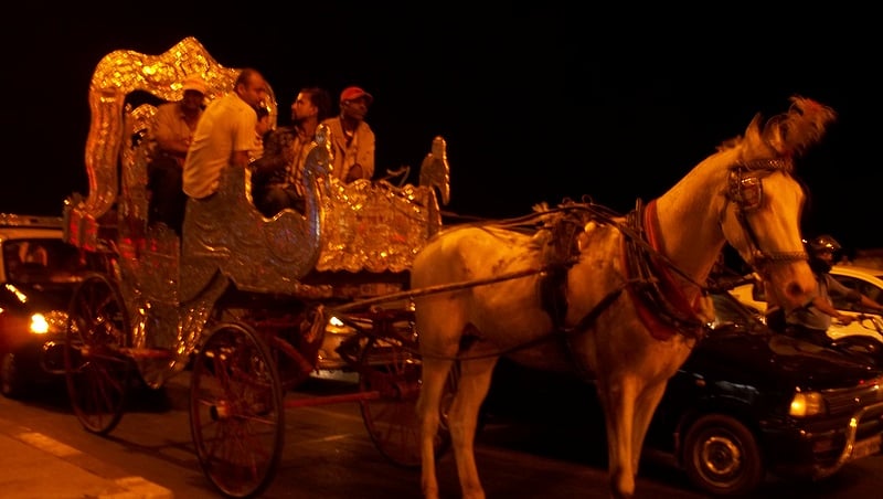

<!--StartFragment-->A <i>tonga </i>(horse-drwan carriage) on Marine Drive, Mumbai. ( Courtesy:<a href="https://commons.wikimedia.org/wiki/Main_Page"> Wikimedia Commons</a>)<!--EndFragment-->
