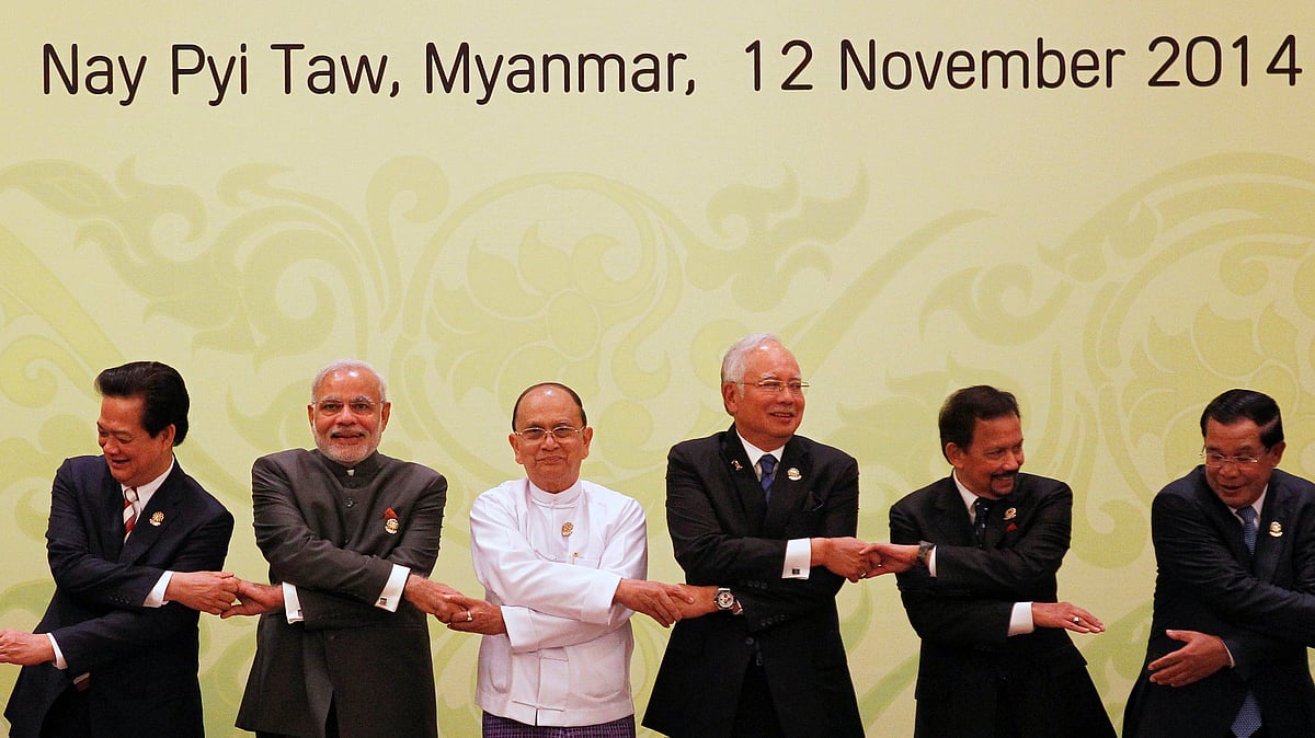 (L-R) Vietnam’s PM Nguyen Tan Dung, Indian PM Narendra Modi, Myanmar’s President Thein Sein, Malaysia’s PM Najib Razak, Brunei’s Sultan Hassanal Bolkiah and Cambodia’s PM Hun Sen shake hands before the 12th ASEAN-India Summit in Naypyitaw November 12, 2014. (Photo: Reuters)