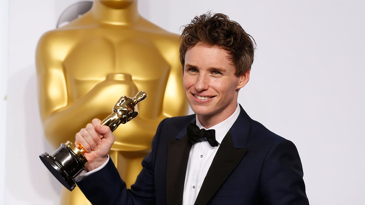 Eddie Redmayne poses with his Oscar for best actor nominee for his role in “The Theory of Everything”. (Photo: Reuters) 