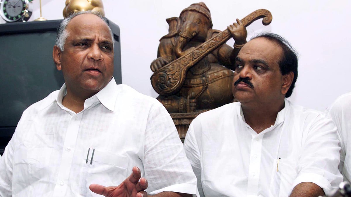 Former Maharashtra PWD minister Chhagan Bhujbal (right) with NCP Chief Sharad Pawar (left). (Photo: Reuters)