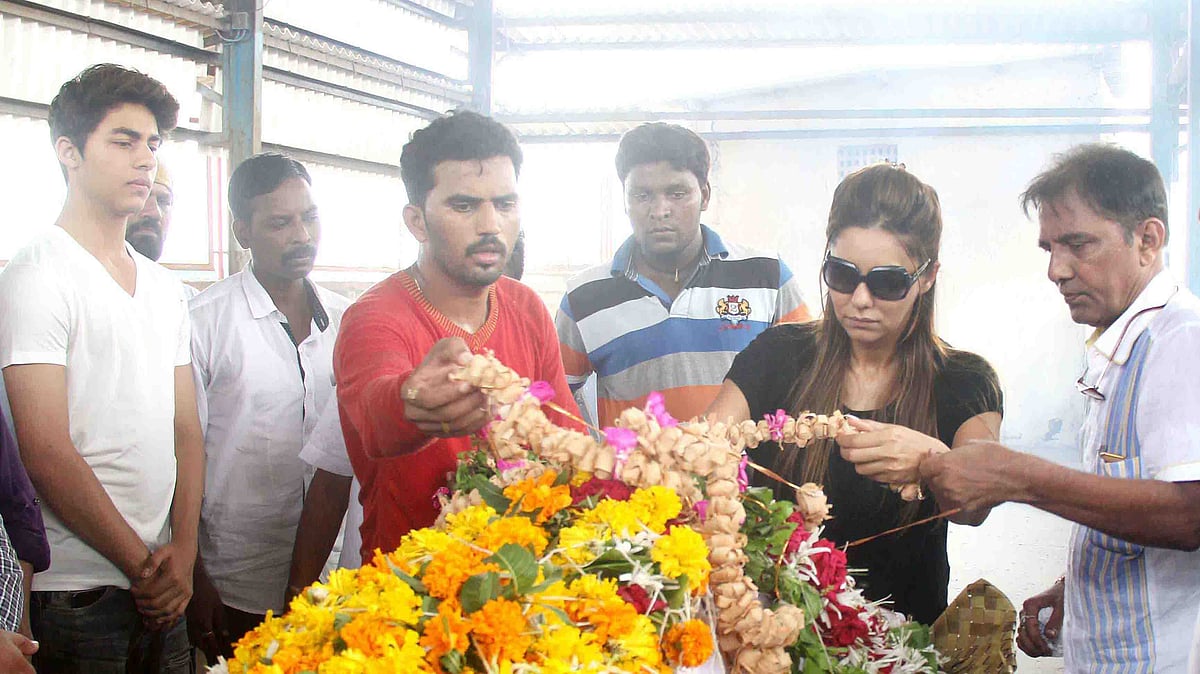 Aryan and Gauri Khan participating in the last rites of Shah Rukh Khan’s spot boy Subhash (Photo: Yogen Shah)