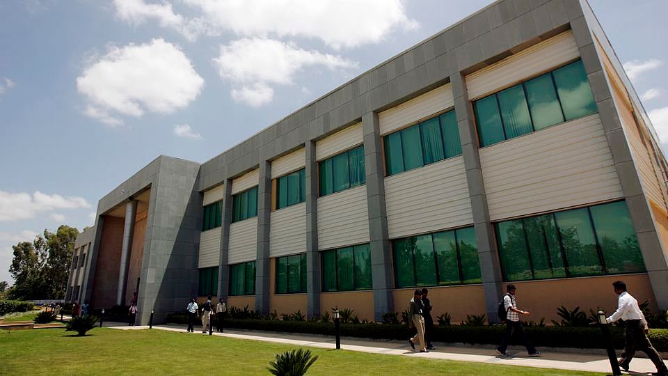 Employees walk in the Wipro campus in Bangalore June 23, 2009. (Photo: Reuters)