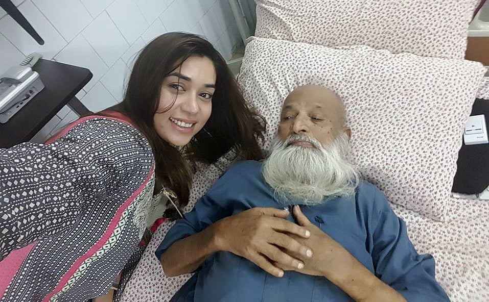 Komal Rizvi with social worker Abdul Sattar Edhi (Photo: Facebook.com/KomalRizvi)