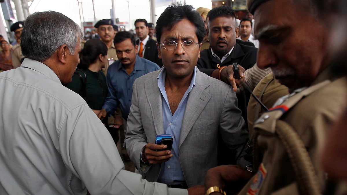 Lalit Modi leaving an airport in New Delhi 28 April  2010. (File photo)&nbsp;