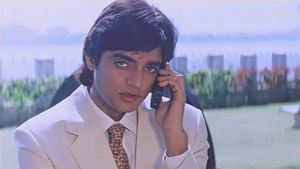 Chandrachur Singh using a mobile phone in<i> Tere Mere Sapne </i>(Source: <a href="https://www.youtube.com/watch?v=FdlY15A_9f4">YouTube/Leo Traveller</a>)
