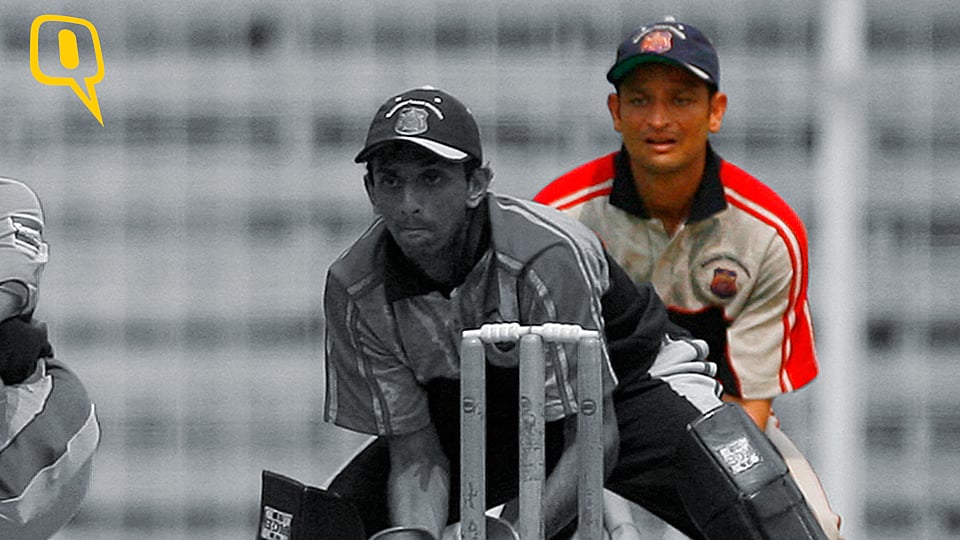 Hrishikesh Kanitkar (R) fields in Maharashtra’s practise match against Australia during the ICC Champions Trophy in Mumbai October 12, 2006. (Photo: Reuters)