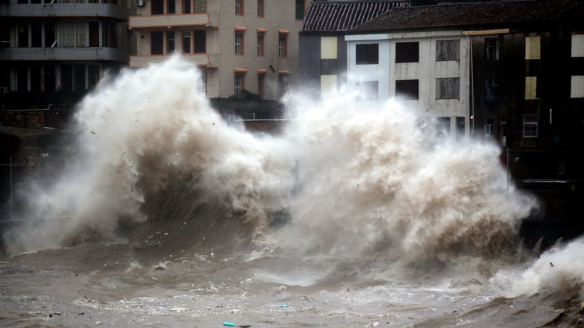 A strong wave breaks along the shore ahead of the landfall of Typhoon Chan-Hom in Wenling in eastern China’s Zhejiang province. (Photo: AP)