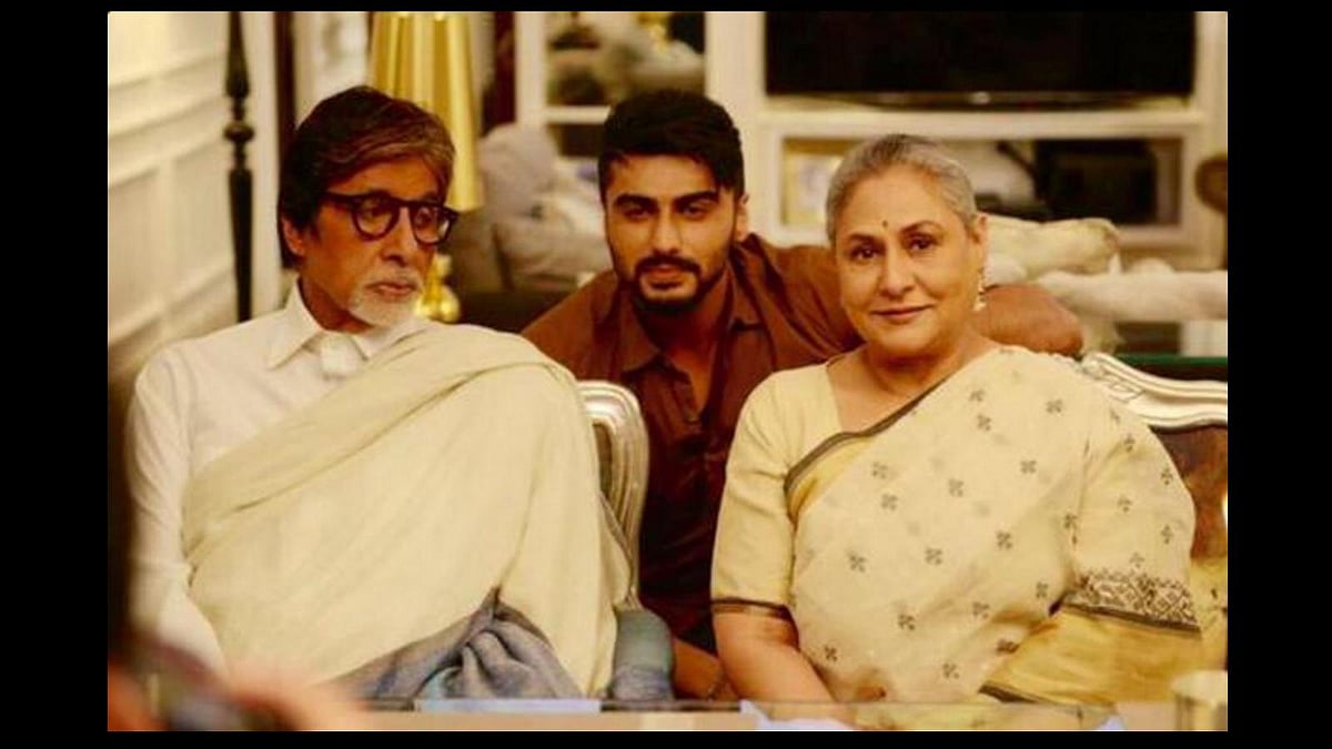 Amitabh Bachchan and Jaya Bachchan on the ‘Ki and Ka’ sets with Arjun Kapoor (Photo: <a href="https://twitter.com/arjunk26">Twitter/@arjun26</a>)