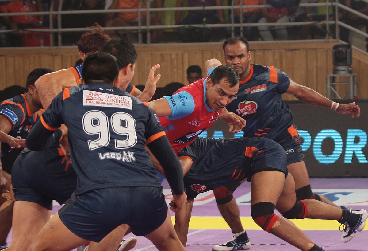 The Bengal Warriors tackle Sonu Narwal. (Photo: Pro Kabaddi League)