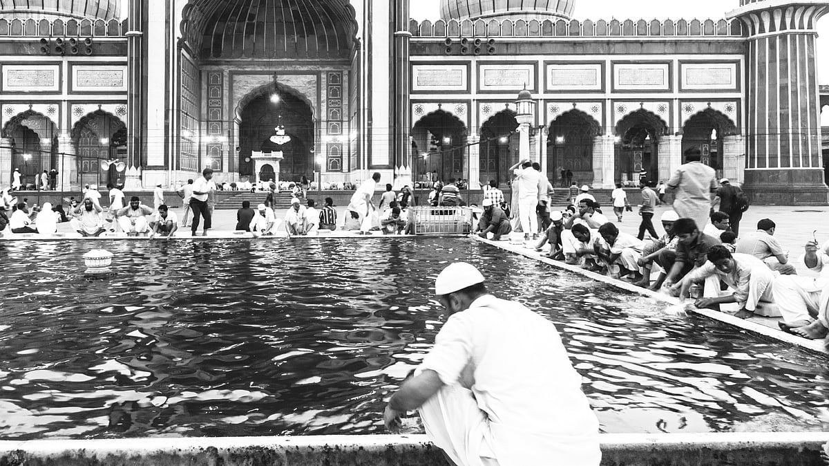 

Muslim men clean their feet before entering the famous Jama Masjid&nbsp;in Old Delhi in India capital city. (Photo: iStock)