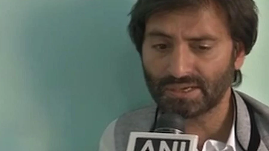 Kashmiri separatist leader Yasin Malik reacting to Foreign Minister Sushma Swaraj’s statement. (Photo: ANI screengrab)
