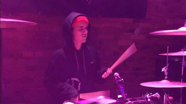 Justin Bieber playing the drum set at a bar in Angola, Indiana (Photo: <a href="https://www.facebook.com/thevenuedtangola/photos/a.158347571037448.1073741827.158272987711573/436328659906003/?type=1&amp;theater">Facebook/ The Venue Angola</a>)