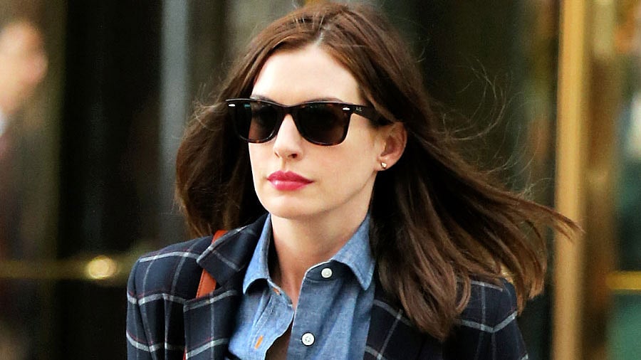Anne Hathaway plays Jules Ostin in <i>The Intern</i> (Photo: <a href="https://www.youtube.com/watch?v=ZU3Xban0Y6A">Youtube/Warner Bros. Pictures</a>)