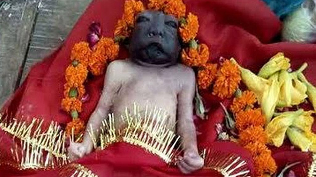 The deceased newborn being hailed as a ‘miracle.’ (Photo: <a href="http://http://www.news18.com/news/uttar-pradesh/newborn-evokes-surprise-with-dark-coloured-face-becomes-maa-kali-for-this-up-village-798501.html">News 18</a>)