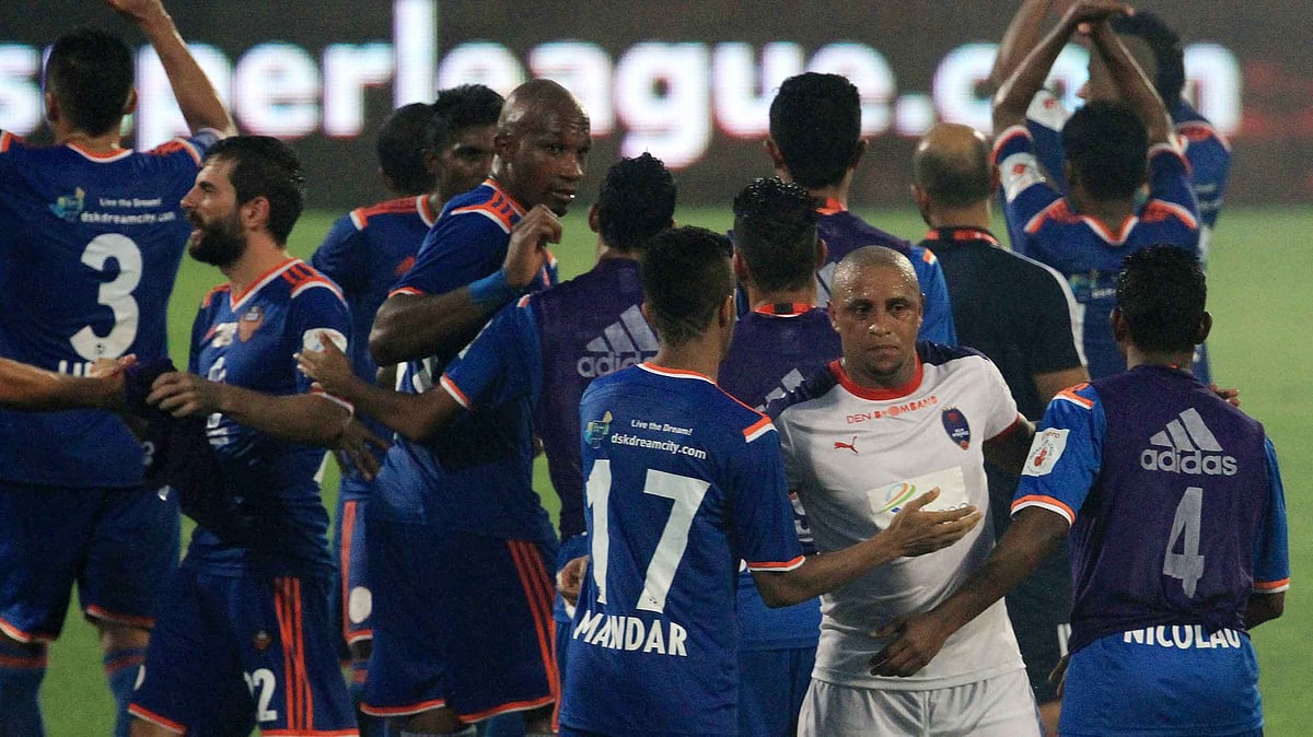 Roberto Carlos of Delhi Dynamos FC shake hands with FC Goa players after the match. (Photo: ISL)