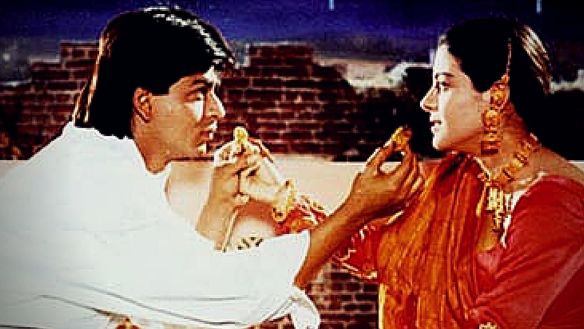 Shah Rukh Khan and Kajol break their fast in DDLJ. (Photo Courtesy: Yashraj Films) 
