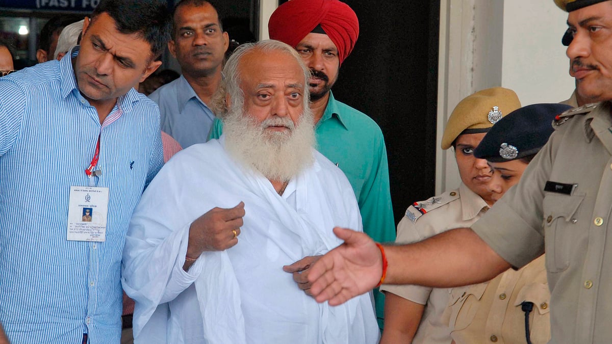 Asaram being escorted by police after his arrest in Jodhpur on 1 September 2013 . (Photo : Reuters) 
