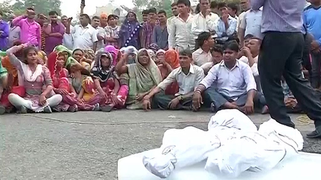 Protestors bring bodies of the two children to the Delhi-Agra highway. (Courtesy: ANI screengrab)