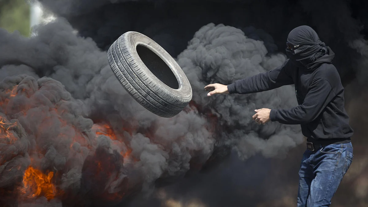 Palestinians burn tires during clashes with Israeli troops near Ramallah, West Bank. (Photo: AP)