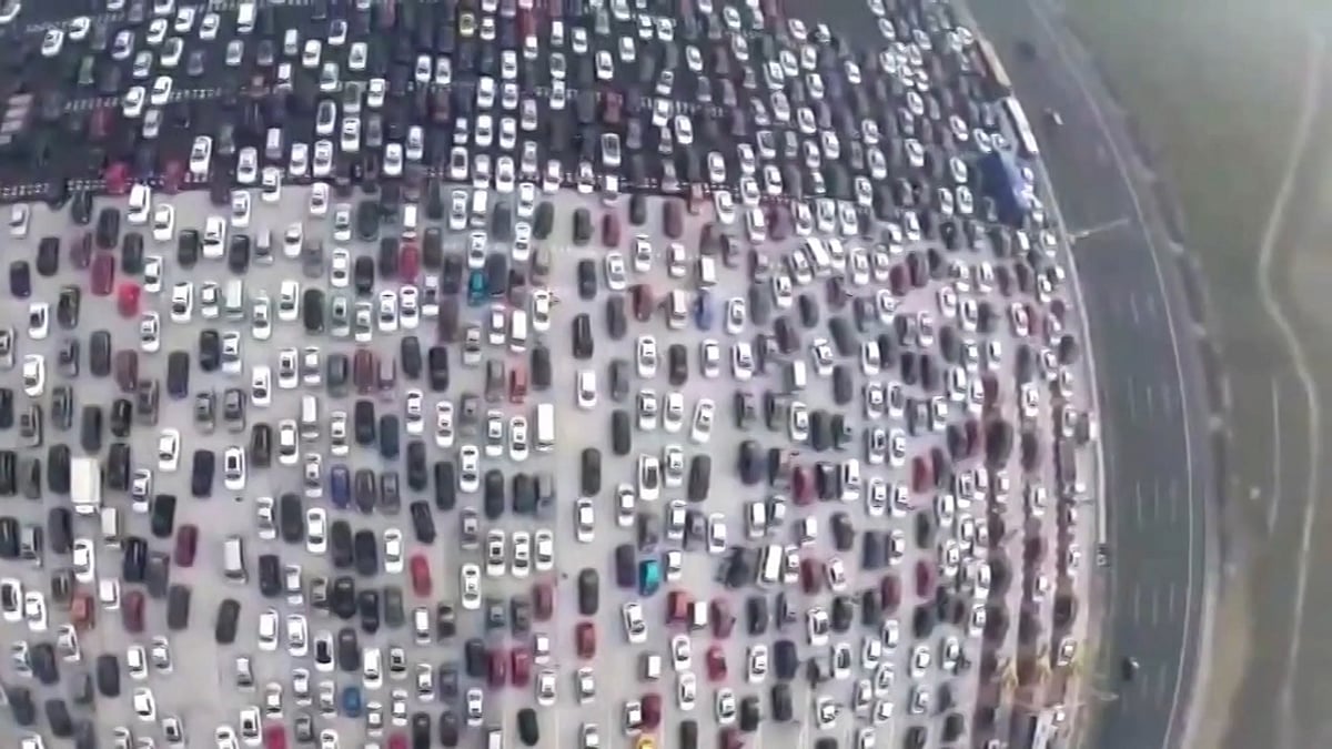 Beijing-Hong Kong highway saw hundreds of metres of gridlocked traffic on a huge 50-lane motorway in China. (Photo: AP screengrab)