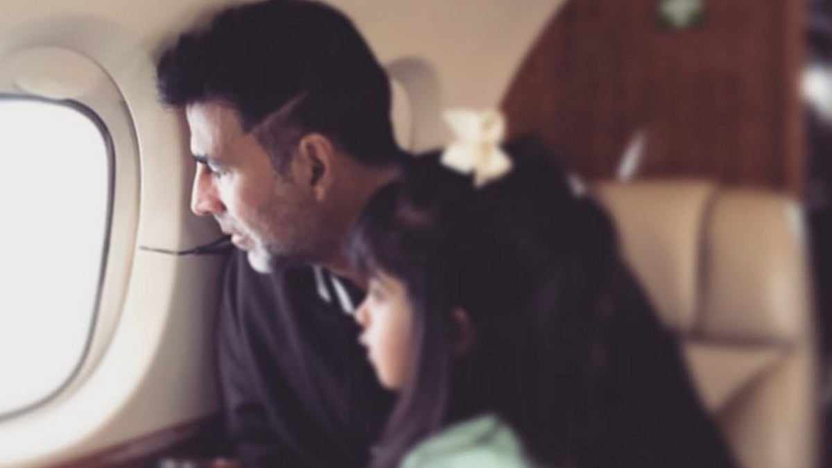 Akshay Kumar and daughter Nitara peep outside from an airplane window (Photo: Instagram/thewhitewindow)&nbsp;
