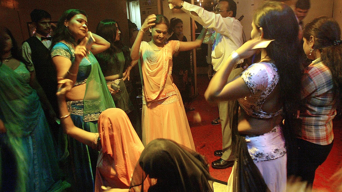 Dancers at a Mumbai bar (Photo: Reuters) 