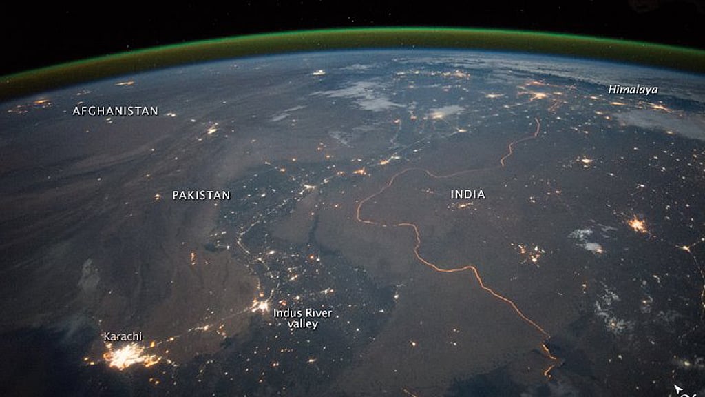 Nobody can hear you crack bad jokes about India-Pakistan in space. (Photo: Facebook/<a href="https://www.facebook.com/NASAEarthObservatory/photos/a.10150660751157139.441503.57242657138/10153688883367139/?type=3">NASA</a>)