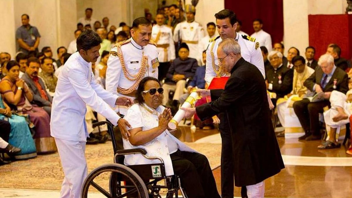 Ravindra Jain being honoured with Padma Shri award by the President of India (Photo: <a href="https://twitter.com/basantjain31">Twitter/@basantjain31</a>)