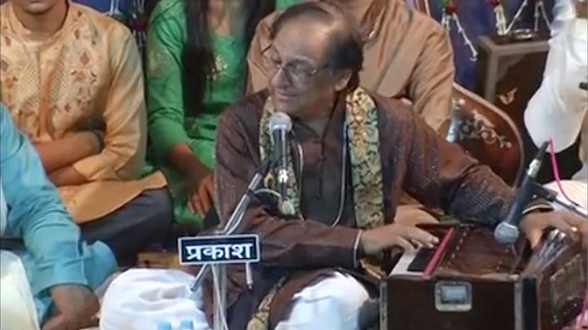 Pakistani singer Ghulam Ali performing Varanasi. (Photo Courtesy: ANI screengrab)