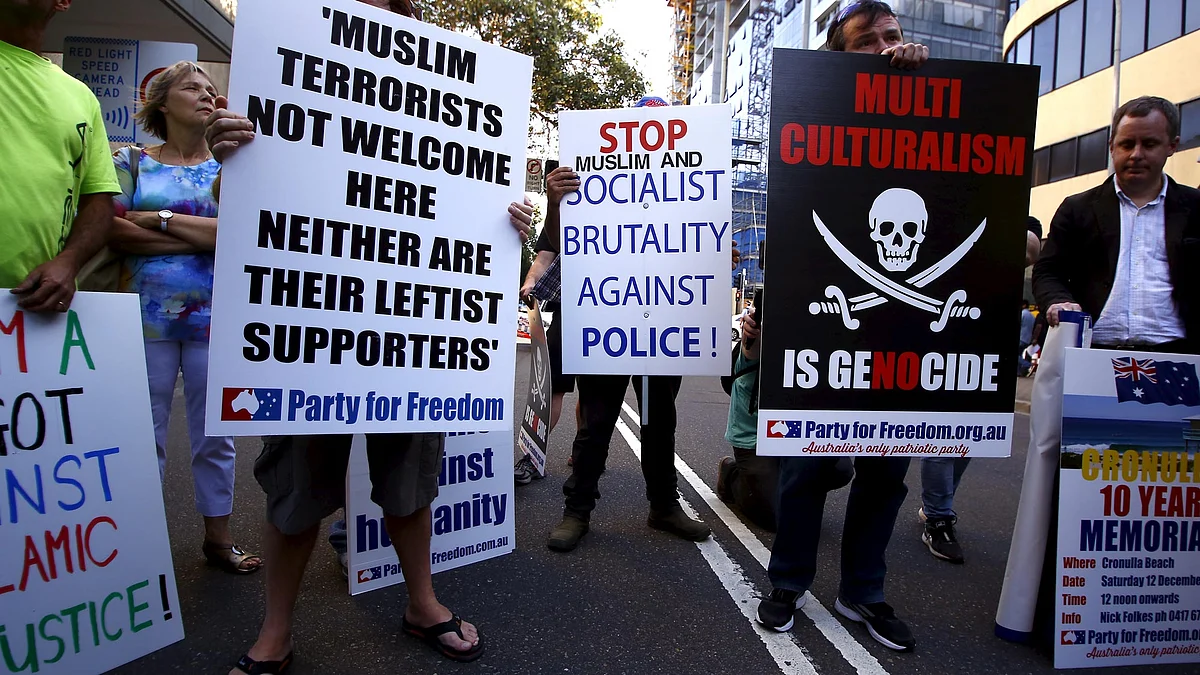 Protests outside a mosque in Sydney, Australia, 9 October 2015. (Photo: Reuters)