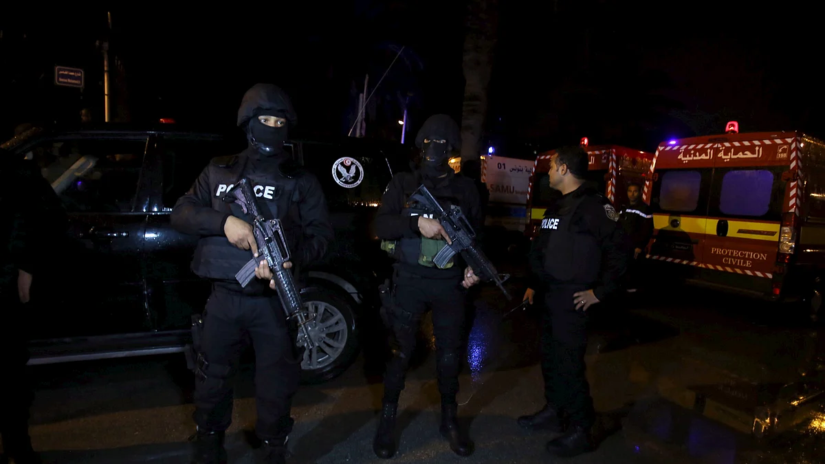 Tunisian police officers are pictured after an attack on a military bus in Tunis, Tunisia on November 24, 2015. (Photo: Reuters)&nbsp;