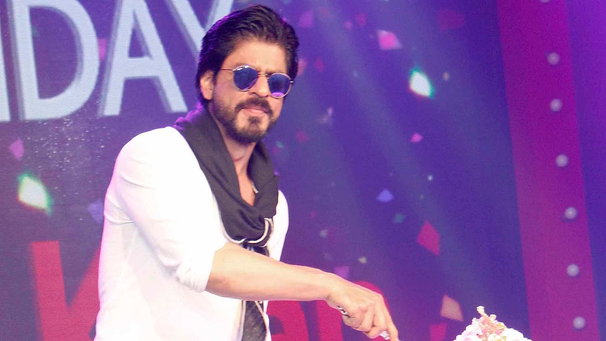 Shah Rukh Khan cuts his birthday cake on his 50th Birthday. (Photo: Yogen Shah)