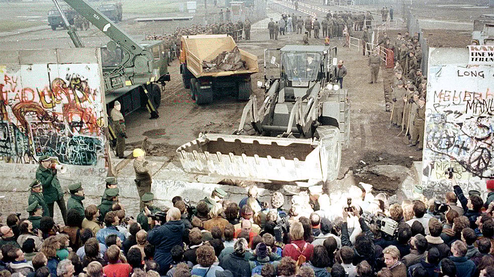  An East German bulldozer and crane knock down the Berlin Wall at Potsdamer Platz to make way for a new border crossing in the divided city in this November 12, 1989. (Photo: Reuters)