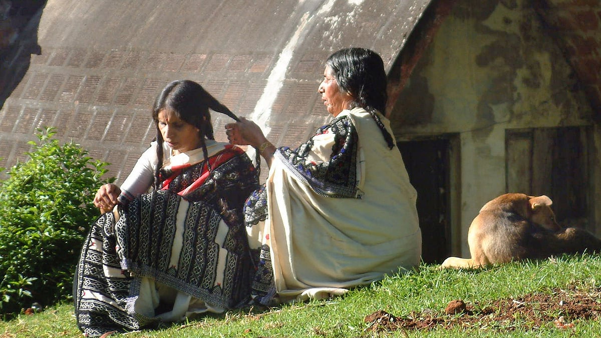 An elderly Toda tribal woman plaits a girl’s hair in front of their hut near the Indian hill station Udhagamandalam, or Ooty, in Tamil Nadu. (Photo: Reuters)