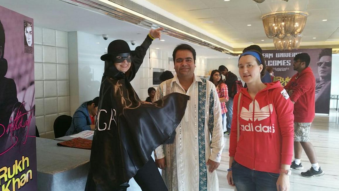 SRK’s die hard fans from across the world celebrate the actor’s 50th birthday with a fancy dress party! (Photo: <a href="https://twitter.com/SRKUniverse/status/661034675712884736">Twitter/@SRKUniverse</a>)