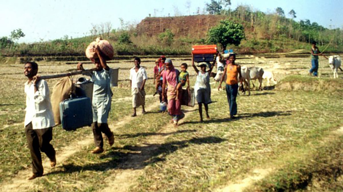 Indian villagers carry their belongings with them, as they are made refugees in Mankachar, on the Indo-Bangladesh border, April, 2001. (Photo: Reuters)  