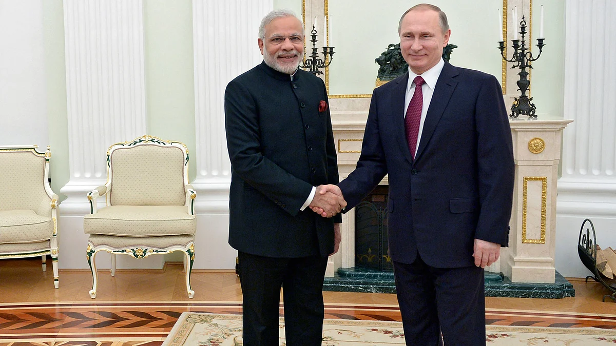 Russian President Vladimir Putin (right) and Prime Minister Narendra Modi shake hands at the Kremlin in Moscow, Belarus, Wednesday, December 23, 2015. (Photo: AP)
