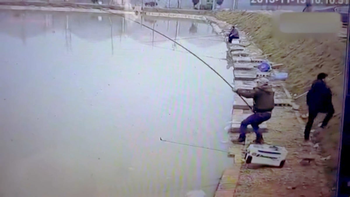  A man in China loses an epic battle with a giant fish. (Photo: AP screengrab) 