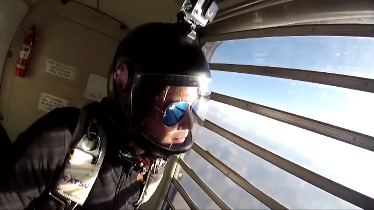 This daredevil artist INK-credibly completed a tattoo while SKYDIVING. (Photo: AP screengrab)