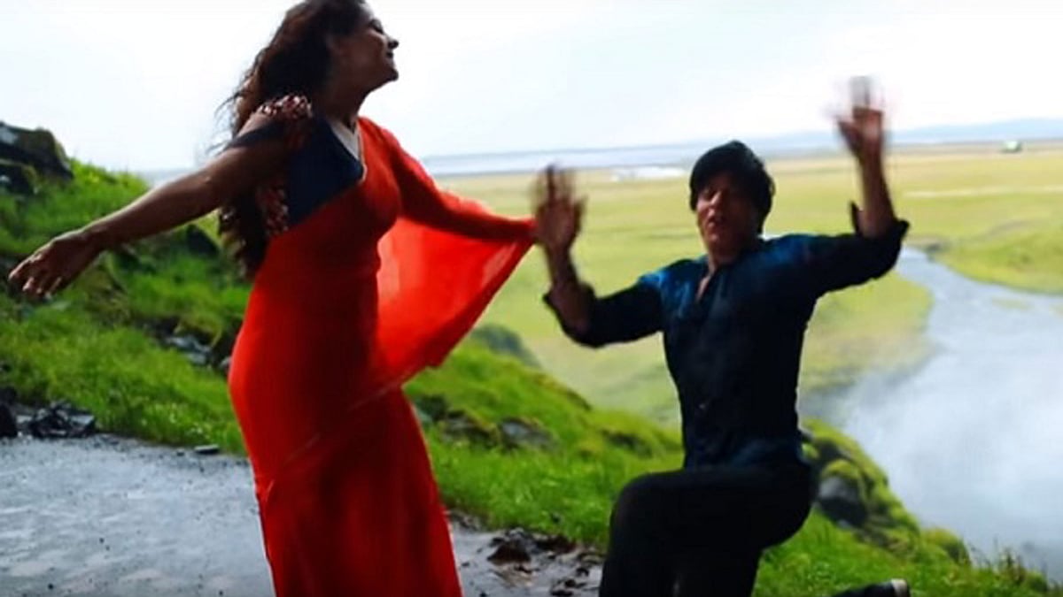 Kajol saves Shah Rukh’s life (Photo: <a href="http://bollywoodlife.spankwiki.net/category/shah-rukh-khan/">bollywoodlife.spankwiki.net</a>)