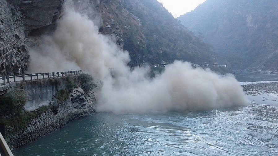 A massive landslide took place on the Manali-Chandigarh highway. (Photo: Twitter)