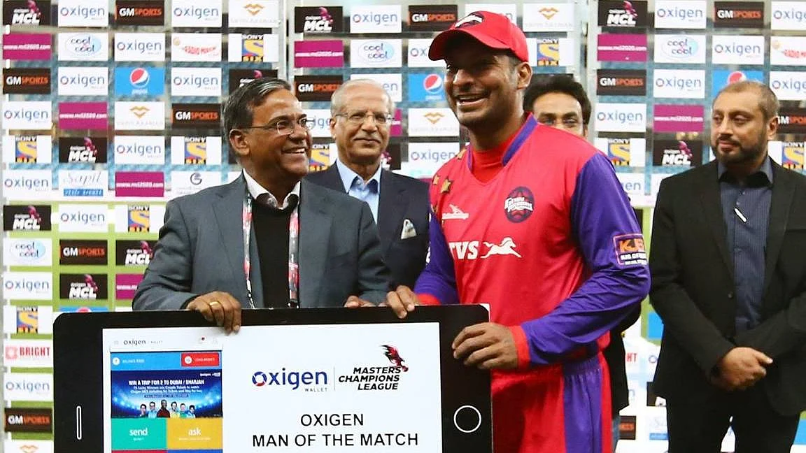 Kumar Sangakkara recieves the man of the match award. (Photo Courtesy: <a href="https://web.facebook.com/MCL2020UAE/photos_stream">Masters Champions League Facebook</a>)