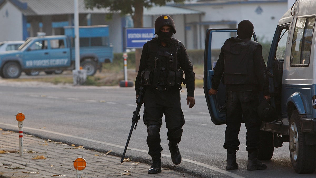 Military commandos stand at the Indian air force base in Pathankot, India, Tuesday, 5 January, 2016. (Photo: AP)