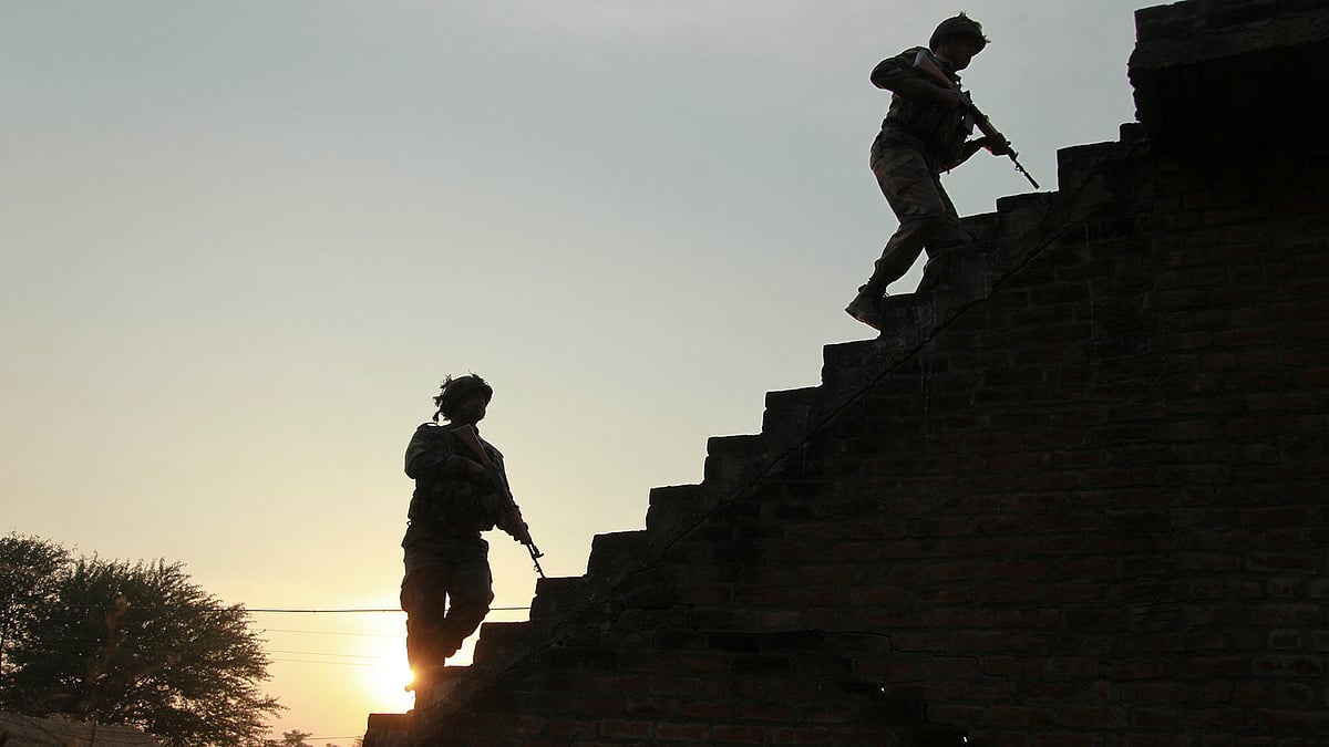 Armed forces atop a building near Pathankot air force base. (Photo: AP)