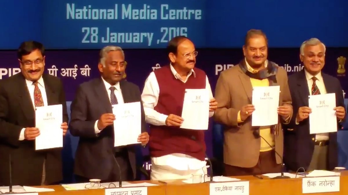 Minister of Urban Development M Venkaiah Naidu (c) addresses press conference ‘Smart City’ project in New Delhi (Photo: <a href="https://twitter.com/PIB_India">@PIB_India</a>/twitter)