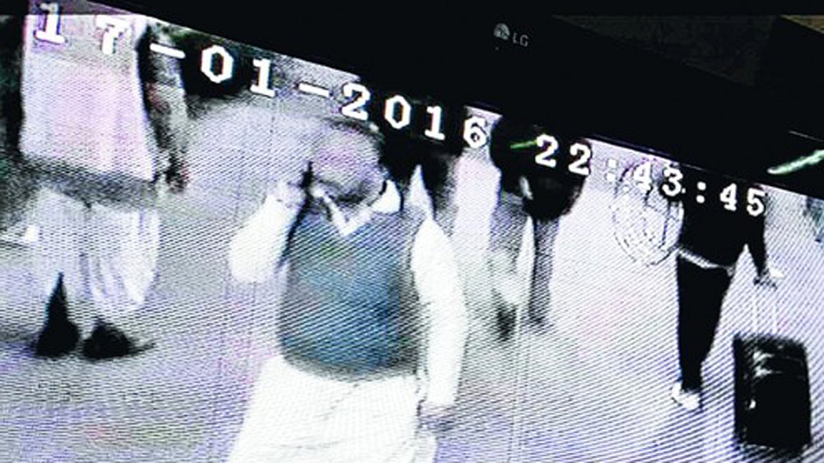 CCTV footage proves MLA Alam was at Patna junction on 17 January 2016. (Photo: <i><a href="http://www.telegraphindia.com/1160122/jsp/frontpage/story_65226.jsp#.VqHoNPl96Uk">The Telegraph</a></i>)