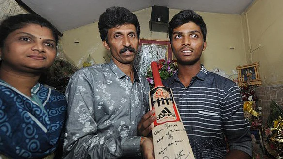 Pranav Dhanawade and his family with the bat gifted by Sachin Tendulkar. (Photo: Twitter.com/BCCI)